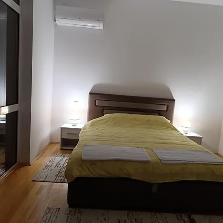 Helena Apartment *